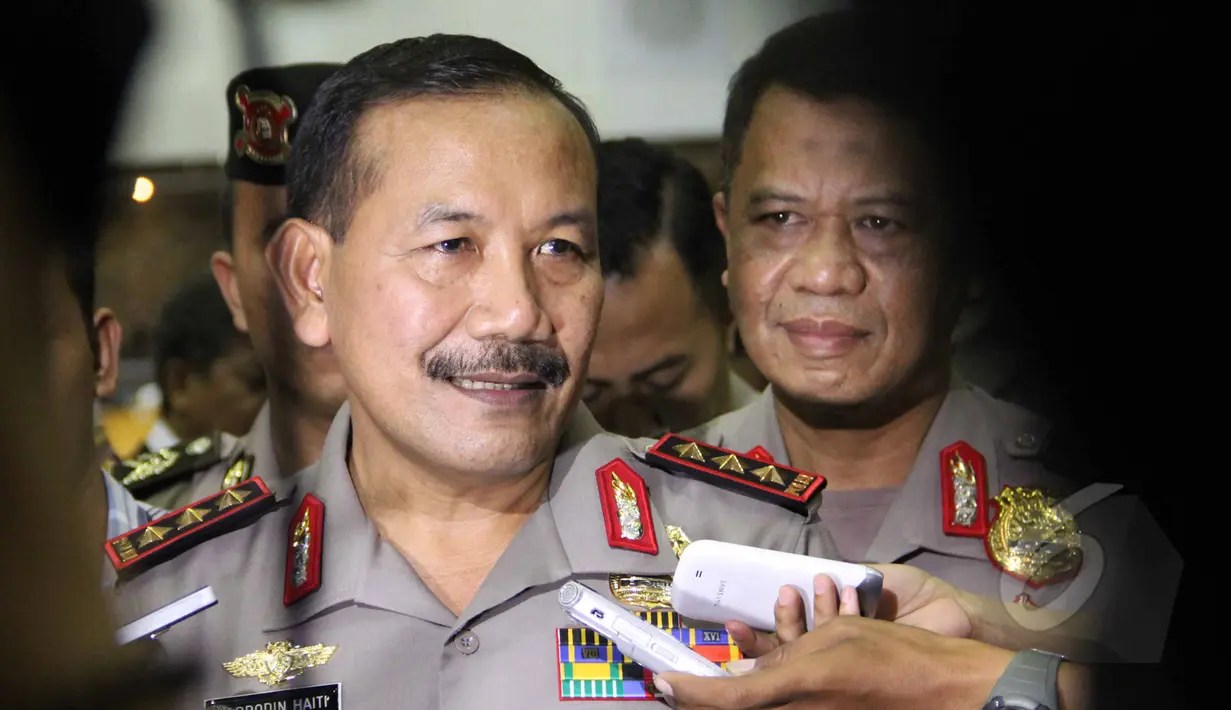 Komjen Pol Badrodin Haiti menjawab pertanyaan wartawan usai ditetapkan DPR RI melalui Sidang Paripurna sebagai Kapolri, Jakarta, Kamis (16/4/2015). (Liputan6.com/Helmi Afandi) 