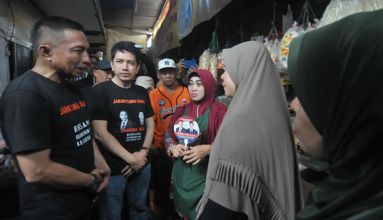 Di pasar Serdang, Jakarta Pusat, Dharma Pongrekun bersama Kun Wardana lebih banyak berbincang dengan para pedagang. (merdeka.com/Imam Buhori)
