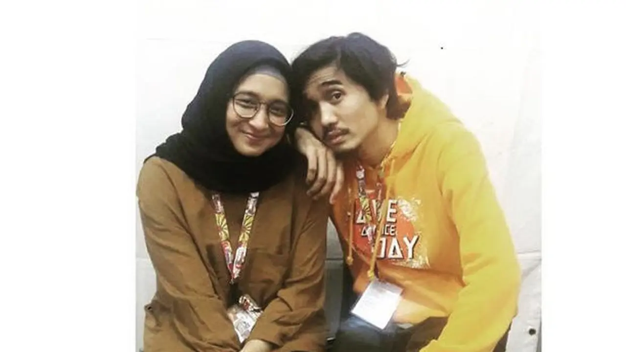 Tampilan Sederhana Adelia Lontoh Istri Duta Sheila On 7