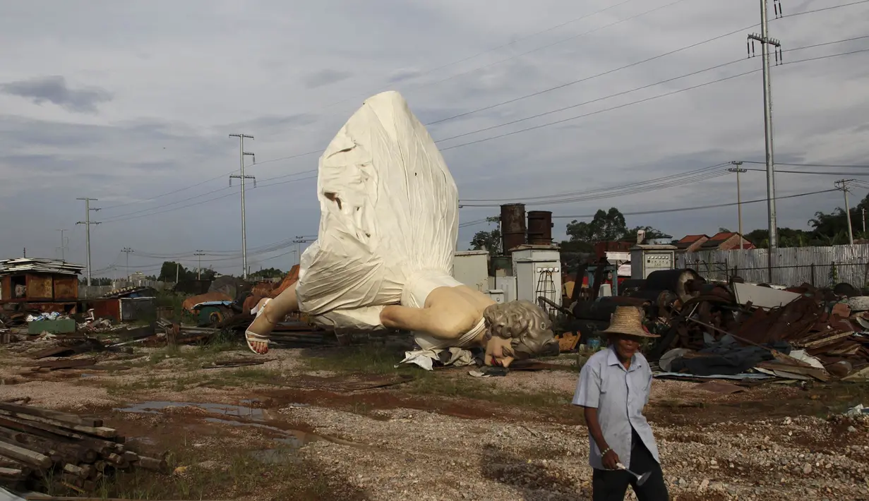 Tanpa alasan pasti, patung Marylin Monroe itu dibuang ke lokasi pembuangan sampah di Guigang, Tiongkok, Rabu (18/6/14). (REUTERS/China Daily)
