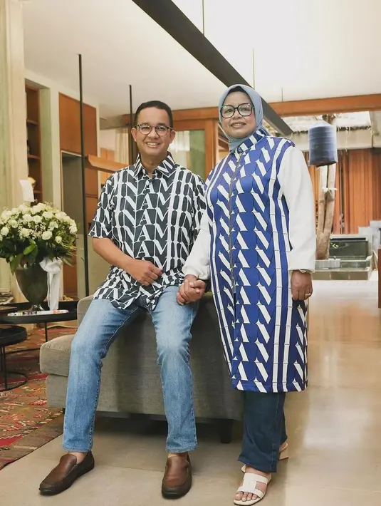 <p>Pada foto yang diunggah baru-baru ini, Anies dan Fery terlihat mengenakan outfit couple sembari berpegangan tangan. [@feryfarhati]</p>