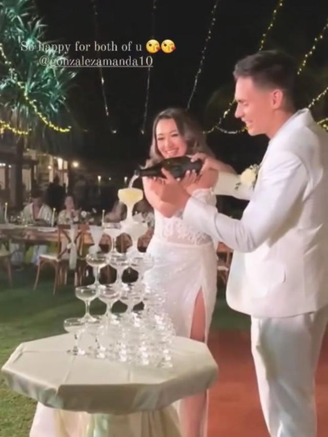 7 Potret Resepsi Pernikahan Amanda Gonzales dan Christian Rontini di Pinggir Pantai