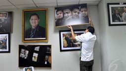 Di dinding ruang kerja Ahmad Yani terlihat banyak deretan foto yang terpajang, Jakarta, (11/10/14). (Liputan6.com/Miftahul Hayat)
