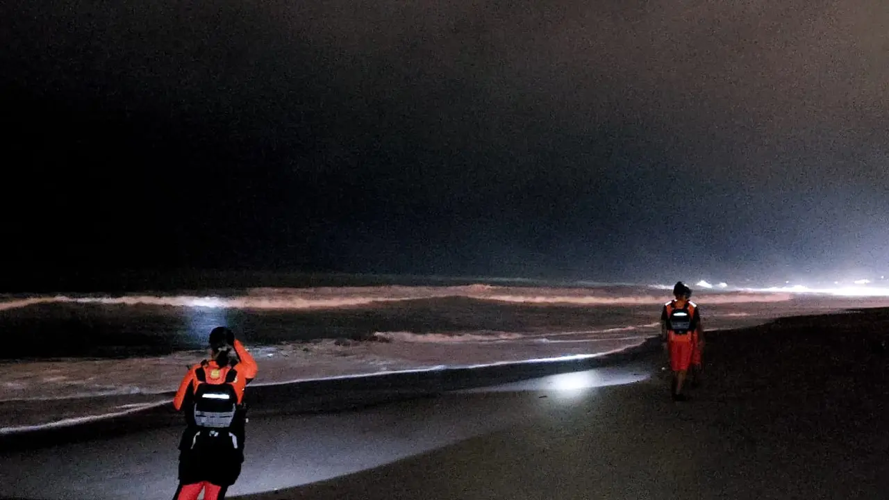 Libur Tahun Baru, Wisatawan Lokal Terseret Arus Pantai