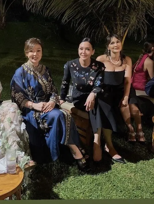 Sementara itu, Maia Estianty hadir dengan dress hitam lengan panjang yang memiliki aksen bunga 3D warna pink dan biru. [@silviakurniady]
