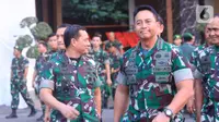 KSAD Jenderal TNI Andika Perkasa berjalan di Mabes TNI AD, Jakarta, Rabu (9/10/2019). (Liputan6.com/Pool/Dispen TNI AD)