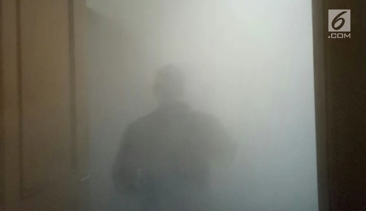 Asap tebal menyelimuti ruangan saat kebakaran terjadi di lantai empat Gedung Nusantara 3 kompleks DPR RI, Senayan, Jakarta Pusat, Senin (19/3). Belum diketahui penyebab pasti kebakaran. (Liputan6.com/Pool)