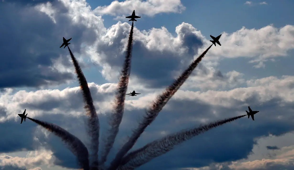 Tim Blue Angels dari Angkatan Laut AS melakukan aksi akrobatik di udara di Brunswick, Maine (26/8). (AP Photo / Robert F. Bukaty)