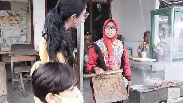 6 Potret Arumi Bachsin Ngabuburit Bareng Anak, Borong Takjil Pinggir Jalan