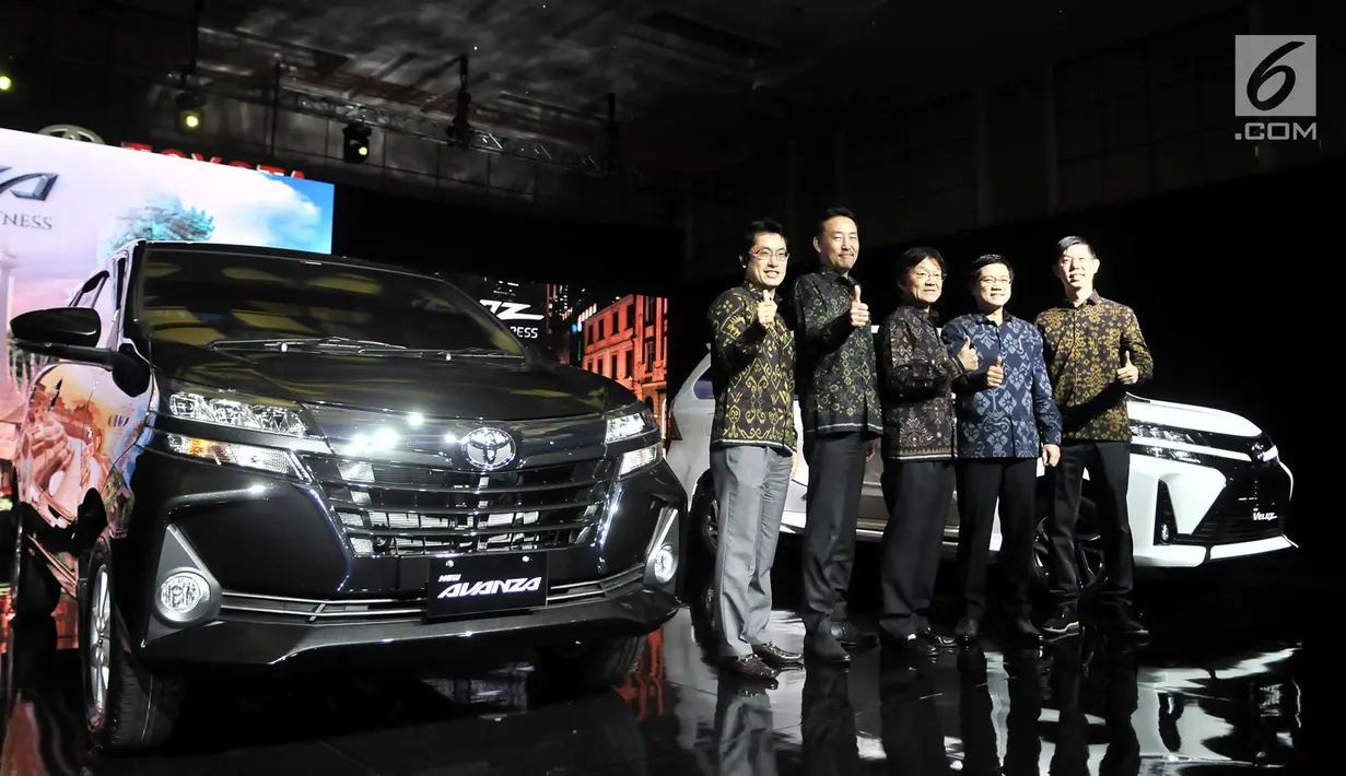 President Director PT Toyota Astra Motor (TAM) Yoshihiro Nakata (kedua kiri) dan jajarannya saat peluncuran New Toyota Avanza dan New Veloz, Jakarta, Selasa (15/1). New Toyota Avanza dan Veloz resmi diluncurkan di Indonesia. (Merdeka.com/ Iqbal S Nugroho)