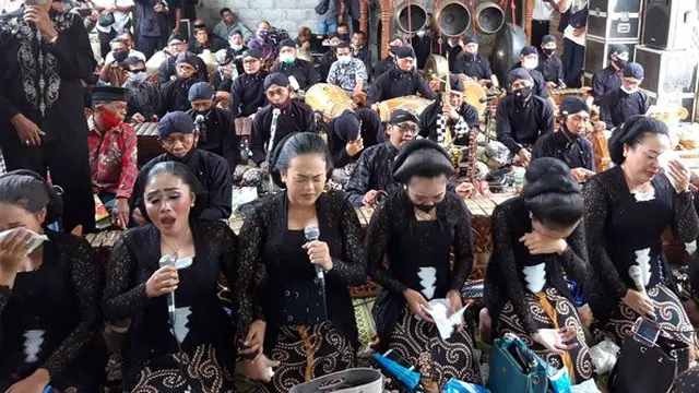 6 Momen Prosesi Pemakaman Dalang Ki Seno Nugroho, Diiringi Gamelan dan Tangis Pelayat