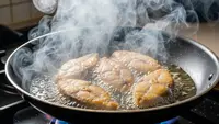 Cara Mengurangi Asap saat Menggoreng Ikan, Tips Agar Minyak Tidak Meletup
