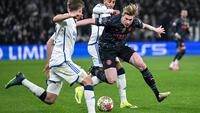 Pemain Manchester City, Kevin De Bruyne (kanan) berusaha melewati adangan sejumlah pemain FC Copenhagen pada laga 16 besar Liga Champions 2023/2024 di Copenhagen, Denmark, Rabu (14/02/2024) WIB. (AFP/Jonathan Nackstrand)