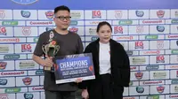 Benny Tandean kembali berhasil menunjukkan keahliannya dalam kompetisi olahraga darts tingkat nasional dengan menjuarai Darts National Competition Final Series di Bay Walk Mall Pluit, Jakarta, pada Minggu (24/11/2024). (Bola.com/Muhamad Nouval Febrian/Magang MSIB 7)