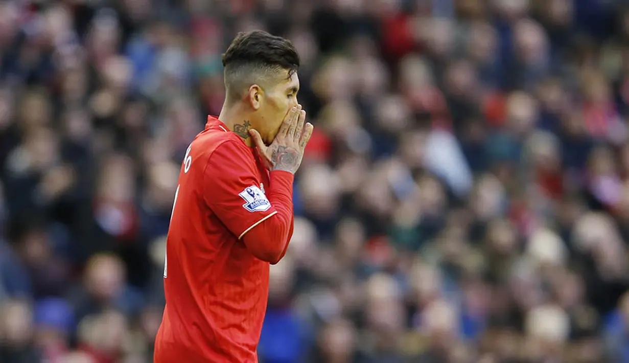 Bintang Liverpool asal Brasil, Roberto Firmino, tampak kecewa usai gagal meraih kemenangan atas Sunderland. Kemenangan The Reds yang sudah di depan mata harus sirna akibat dua gol di delapan menit penghujung laga. (Reuters/Carl Recine)