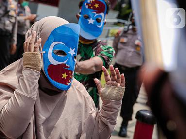 Massa Aliansi Mahasiswa Islam berunjuk rasa di depan Kantor Kedutaan Besar Republik Rakyat China, Jakarta, Kamis (25/3/2021). Massa menuntut pemerintah China lewat kedutaan besarnya di Indonesia segera menghentikan penyiksaan, penyanderaan, dan pemerkosaan muslim Uighur. (Liputan6.com/Faizal Fanani)