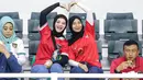 Dua suporter wanita Indonesia ini bergaya dengan membentuk kode cinta sebagai dukungan kepada Timnas Indonesia U-17 saat menghadapi Timnas Panama U-17 pada laga kedua Grup A Piala Dunia U-17 2023 di Stadion Gelora Bung Tomo, Surabaya, Senin (13/11/2023). (Bola.com/Bagaskara Lazuardi)