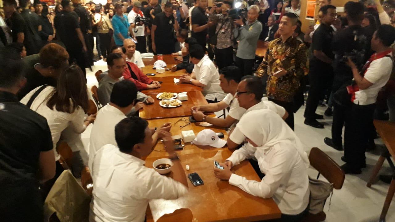 Calon Presiden Jokowi menyambangi pusat perbelanjaan di Bandung, Jawa Barat