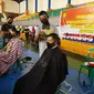 Selain warga, Kapolres Garut AKBP Wirdhanto Hadicaksono  serta Dandim 0611 Garut Letkol Deni Iskandar, ikut langsung menjadi peserta potong rambut gratis tersebut. (Liputan6.com/Jayadi Supriadin)