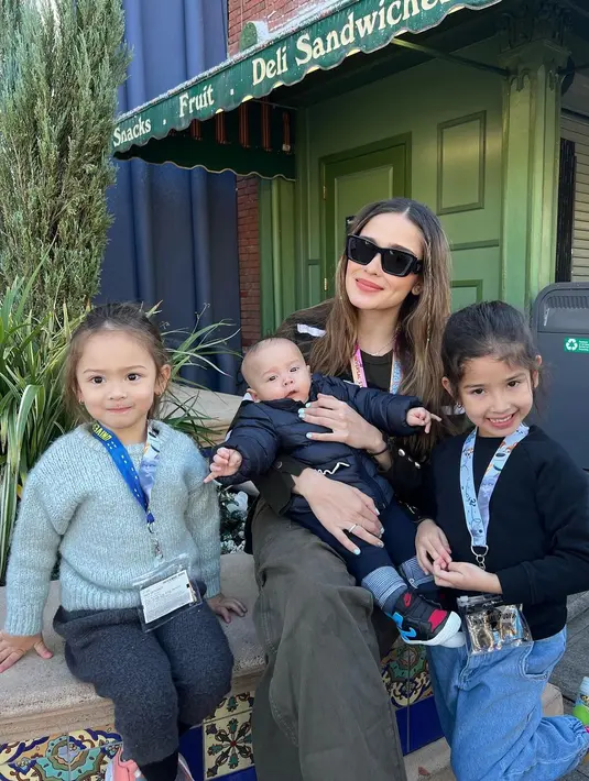 Potret kebersamaan ini juga tak kalah gemas. Yasmine Wildblood bersama ketiga anaknya, dengan mengenakan atasan lengan panjang hitam dengan celana panjang dan sunglasses. Foto: Instagram.
