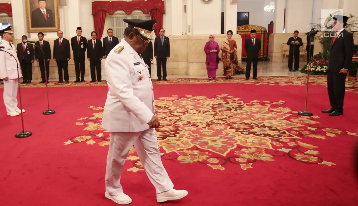 Presiden Joko Widodo atau Jokowi (kanan) melantik Rohidin Mersyah (kiri) sebagai Gubernur Bengkulu dan Wan Thamrin Hasyim (tengah) sebagai Gubernur Riau di Istana Negara, Jakarta Pusat, Senin (10/12). (Liputan6.com/Angga Yuniar)