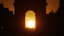 Foto yang diambil pada 2 Agustus 2022 menunjukkan Arc de Triomphe saat matahari terbenam, di Paris. Peristiwa yang dikenal sebagai "Paris Henge" ini di mana matahari sejajar dengan Champs Elysées, Arc de Triomphe dan Arche de la Défense. (Photo by Stefano RELLANDINI / AFP)