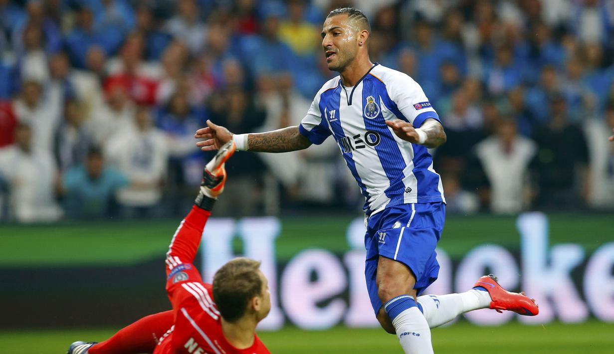 Ricardo Quaersma mencetak gol kedua untuk membawa Porto unggul 2-0 atas Bayern