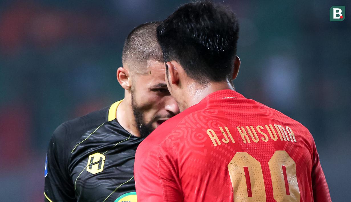 <p>Pemain Barito Putera, Mike Rigoberto Gelito Ott (kiri) beradu kepala dengan pemain Persija Jakarta, Aji Kusuma saat laga lanjutan BRI Liga 1 2023/2024 antara Persija Jakarta melawan Barito Putera di Stadion Patriot Candrabhaga, Bekasi, Sabtu (07/10/2023). (Bola.com/Bagaskara Lazuardi)</p>