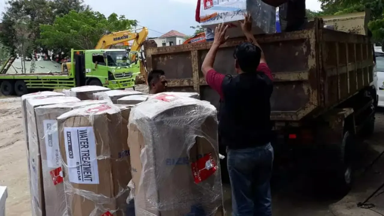 3 unit water treatment untuk mendukung kebutuhan air layak minum dan air bersih di lokasi pengungsian dikirimkan ke lokasi bencana. Dok Kementerian ESDM