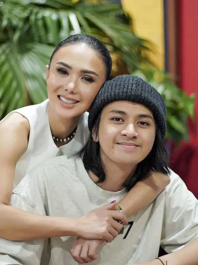 [Fimela] Yuni Shara dan anaknya