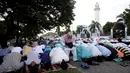 Warga muslim Filipina melaksanakan Salat Idul Adha di jalan di halaman masjid kota Taguig, Metro Manila, Filipina, Senin (12/9).  (REUTERS / Czar Dancel)
