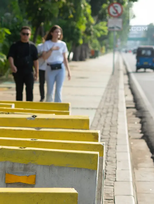 Pembatas jalan yang menutupi trotoar di Jalan Medan Merdeka Utara, Jakarta, Rabu (3/7/2019). Pembatas jalan yang berada tidak pada tempatnya tersebut mengganggu pejalan kaki karena menutupi badan trotoar. (Liputan6.com/Immanuel Antonius)