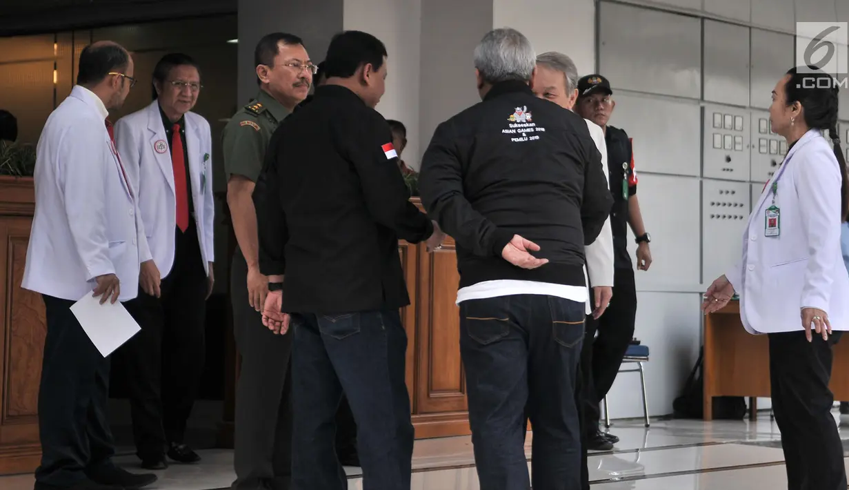 Ketua KPU Arief Budiman dan Ketua Bawaslu Abhan berbincang dengan para dokter yang akan memeriksa kesehatan pasangan bakal capres-cawapres Joko Widodo atau Jokowi-Ma'ruf Amin di RSPAD Gatot Subroto, Jakarta, Minggu (12/8). (Merdeka.com/Iqbal Nugroho)