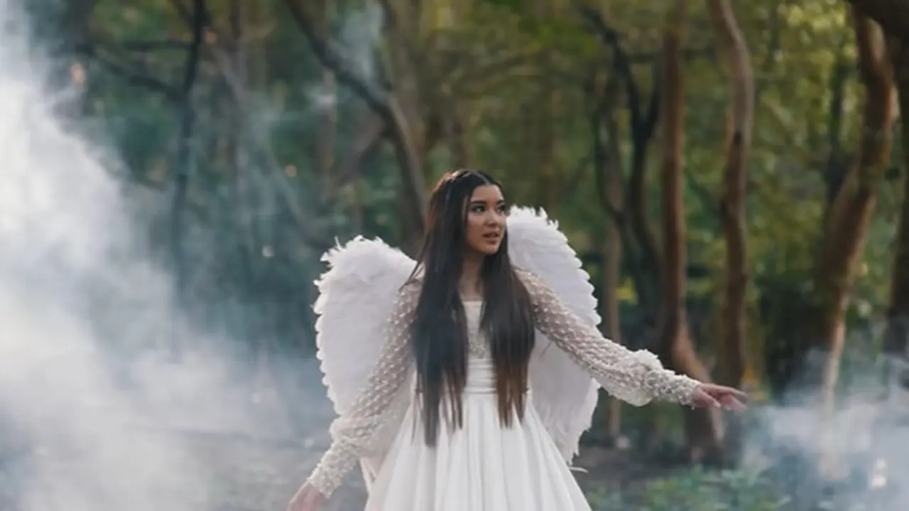 6 Pemotretan Tiara Andini Bak Bidadari, Menawan dengan Sayap Putih