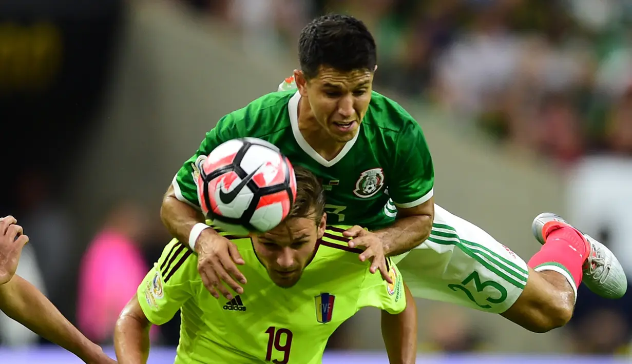 Duel antara pemain Meksiko dan Venezuela dalam laga Grup C Copa America 2016 di Stadion NRG, Houston, AS, Selasa (14/6/2016) WIB. (AFP/Alfredo Estrella)