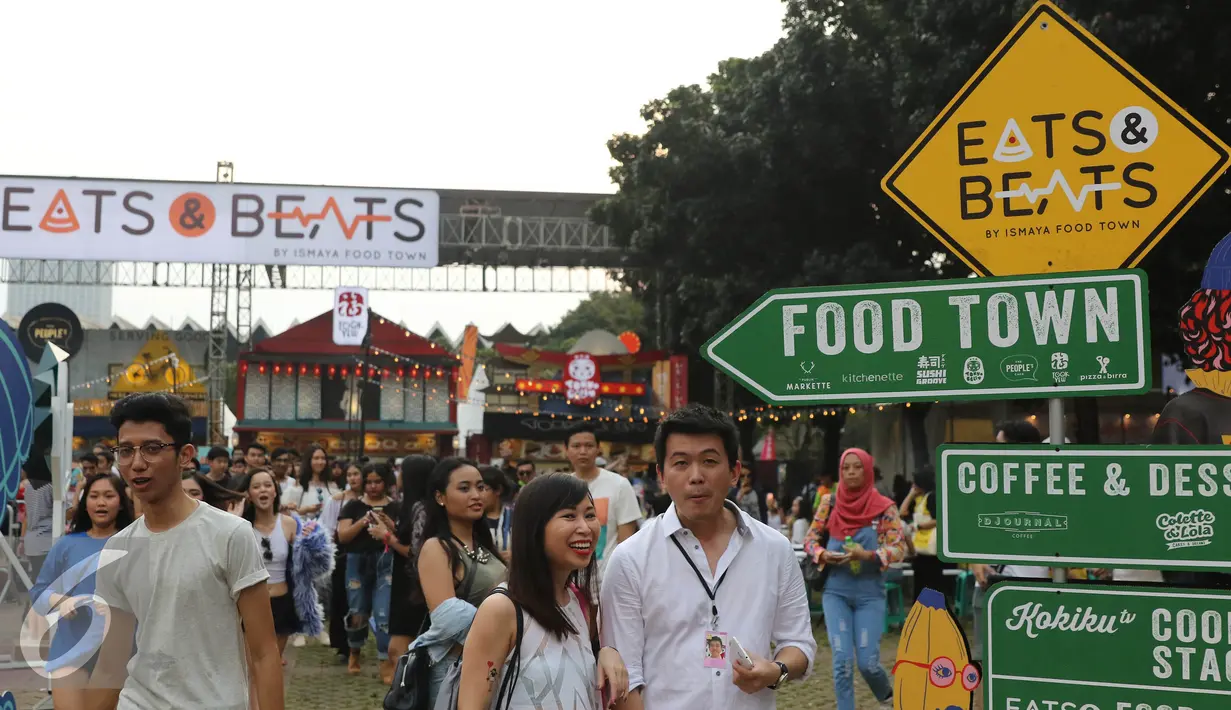 Suasana keramaian We The Fest 2016 yang digelar di Parkir Timur Senayan, Jakarta, Sabtu (13/8). Tak hanya menampilkan pertunjukan musik, We The Fest juga menyuguhkan tempat-tempat belanja dan workshop seni. (Liputan6.com/Herman Zakharia)