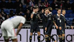 Para pemain Go Ahead Eagles merayakan gol ke gawang Lyon pada lanjutan Liga Europa 2025/2026, Jumat (12/12/2025) dini hari WIB. (JEFF PACHOUD / AFP)