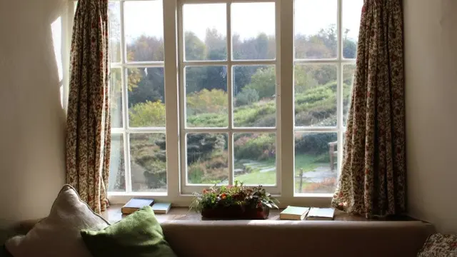 Ilustrasi Jendela Alumunium (Credit: Rob Wingate/Unsplash)