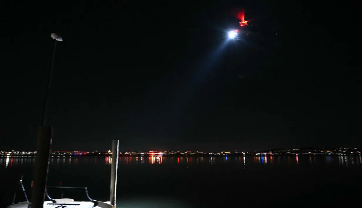 Upaya pencarian dan penyelamatan korban juga dilakukan melalui jalur udara dengan bantuan helikopter. (ANDREW CABALLERO-REYNOLDS/AFP)