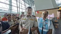 Kepala Badan Karantina Indonesia (Barantin) Sahat M. Panggabean saat meninjau Posko Nataru Terintegrasi, area All Indonesia Kedatangan Internasional di Bandara Soetta. (Liputan6.com/Pramita)
