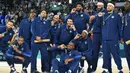 Tim basket Amerika Serikat berfoto bersama setelah berhasil mendapatkan medali emas Olimpiade Paris 2024 setelah mengalahkan Prancis dengan skor 98-87 pada pertandingan final yang berlangsung di Bercy Arena, Paris, Prancis, Minggu (11/08/2024) dini hari WIB. (AFP/Damien Meyer)