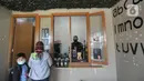 Ahmad Hilmy Almusawa, pemuda 22 tahun penyandang tunanetra melayani pelanggan di Mata Hati Koffie di Jalan Cabe, Pondok Cabe Ilir, Pamulang, Tangerang Selatan, Banten, Selasa (21/7/2020). (merdeka.com/Arie Basuki)