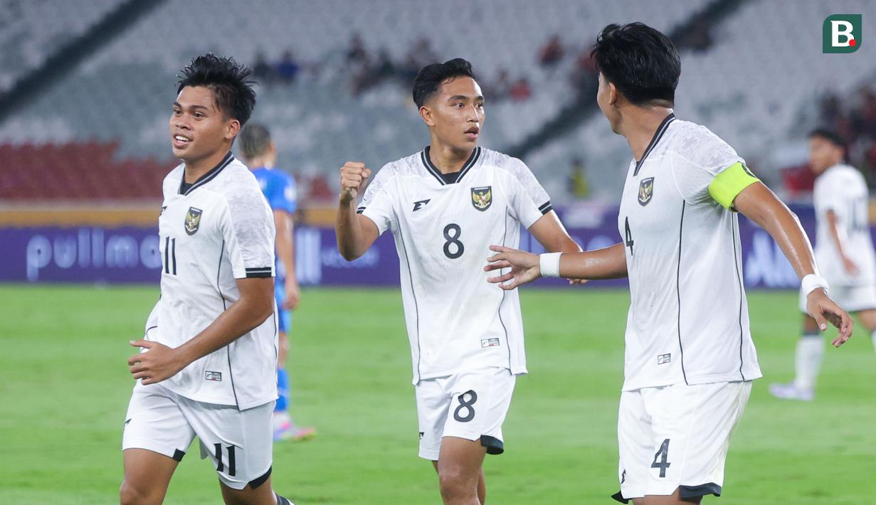 Skuad Garuda Muda susah payah mengalahkan The Azkals junior, tiga poin dari Filipina berkat gol bunuh diri Jaime Rosquillo. (Bola.com/M Iqbal Ichsan)