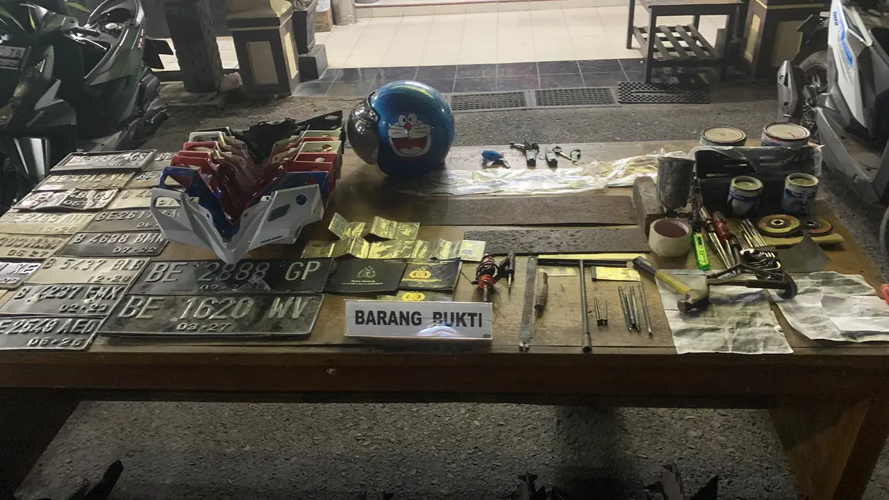 Barang bukti nomor kendaraan serta alat untuk merubah nomor mesin dan nomor rangka sepeda motor. Foto (Istimewa).