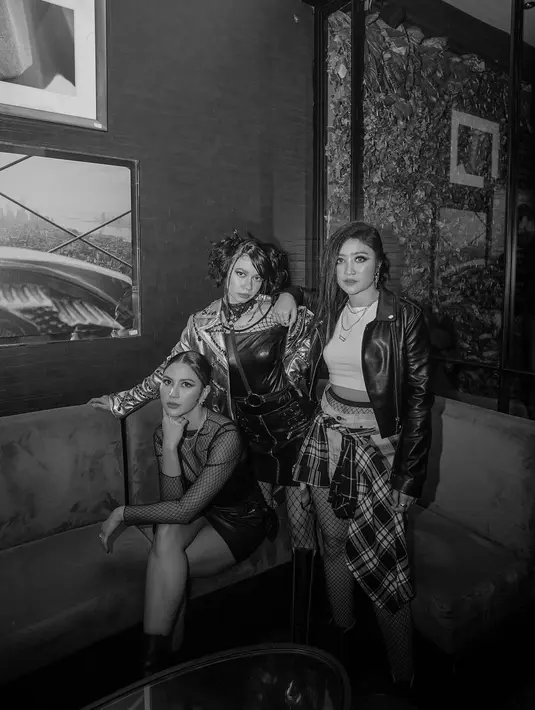 Jessica Mila, Yuki Kato, dan Febby Rastanty tampil gothic dalam satu potret hitam putih yang memesona. Foto: Instagram.