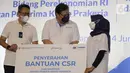 Menteri Koordinator Bidang Ekonomi Airlangga Hartarto (tengah) didampingi Direktur Operasional Askrindo Erwan Djoko Hermawan (kiri) berbincang dengan pelaku UMKM Penerima Kartu Prakerja di Bandung, Jumat (04/06/2021). (Liputan6.com/HO/Askrindo)