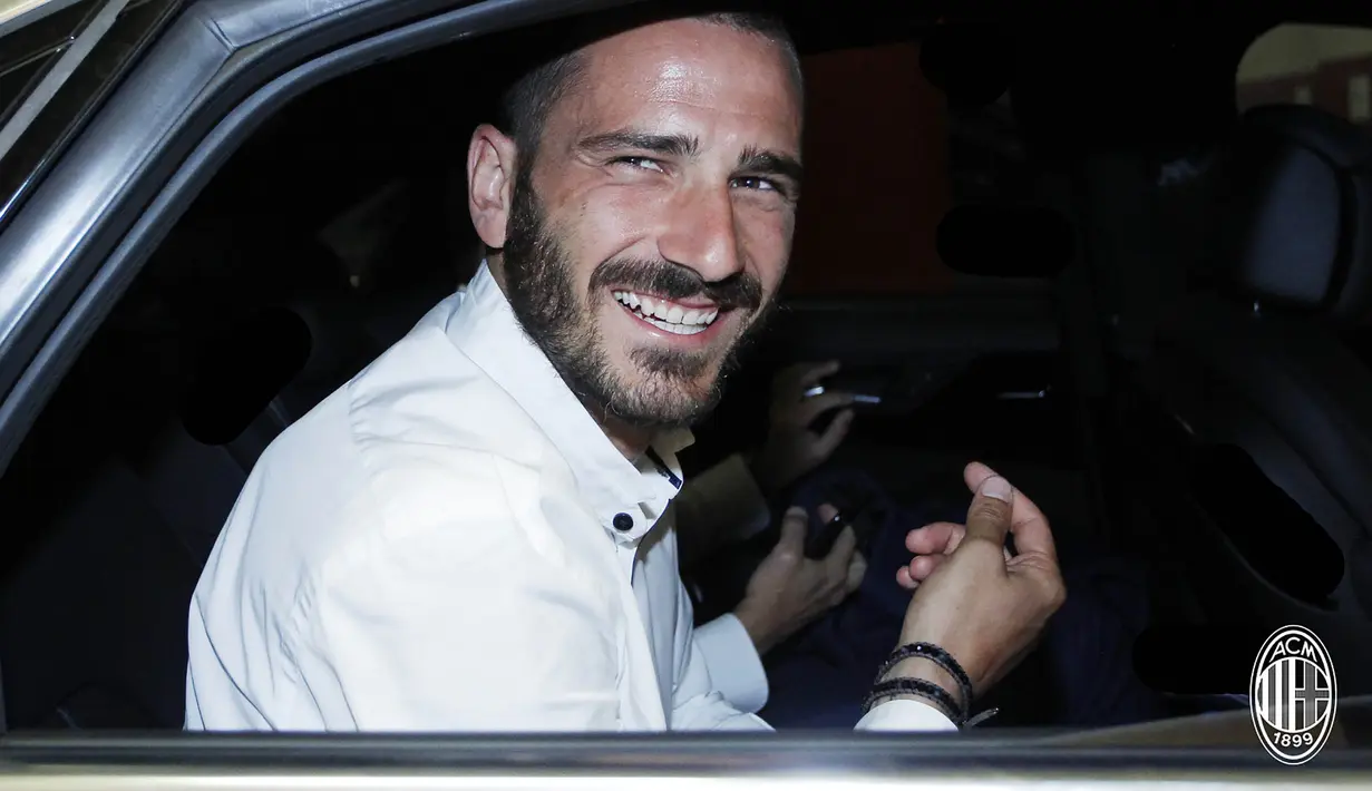 Bek asal Italia, Leonardo Bonucci, melepas senyum saat baru tiba di Casa Milan, Milan, Jumat (14/7/2017). AC Milan resmi mendatangkan mantan bek Juventus itu dengan harga 36,7 juta poundsterling. (AC Milan)