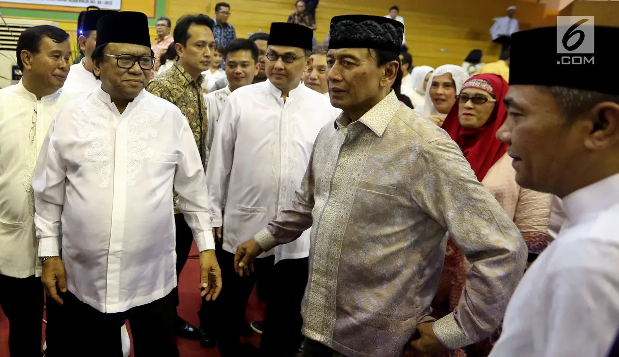 Ketua Umum Partai Hanura Oesman Sapta Odang dan Ketua Dewan Pembina Hanura sekaligus Menko Polhukam Wiranto di acara Buka Bersama Partai Hanura di Jakarta, Jumat (16/6). (Liputan6.com/Johan Tallo)