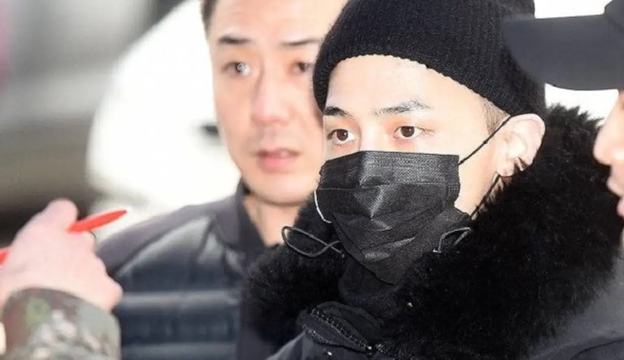 G-Dragon menjadi personel kedua BigBang yang resmi mengikuti program wajib militer. Seperti yang dilansir dari Yonhap News, ia memasuki pusat latihan Divisi Infantri 3 di Cheorwon, Gangwon. (Foto: whatthekpop.com)
