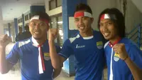 Tiga penggawa Persib Bandung, Tony Sucipto, Rudiyana, dan Hariono menggunakan ikat kepala "merah putih" jelang latihan sebagai bentuk perayaan HUT RI ke-70, Senin (17/8/2015). (Bola.com/Bagas Rahadyan)